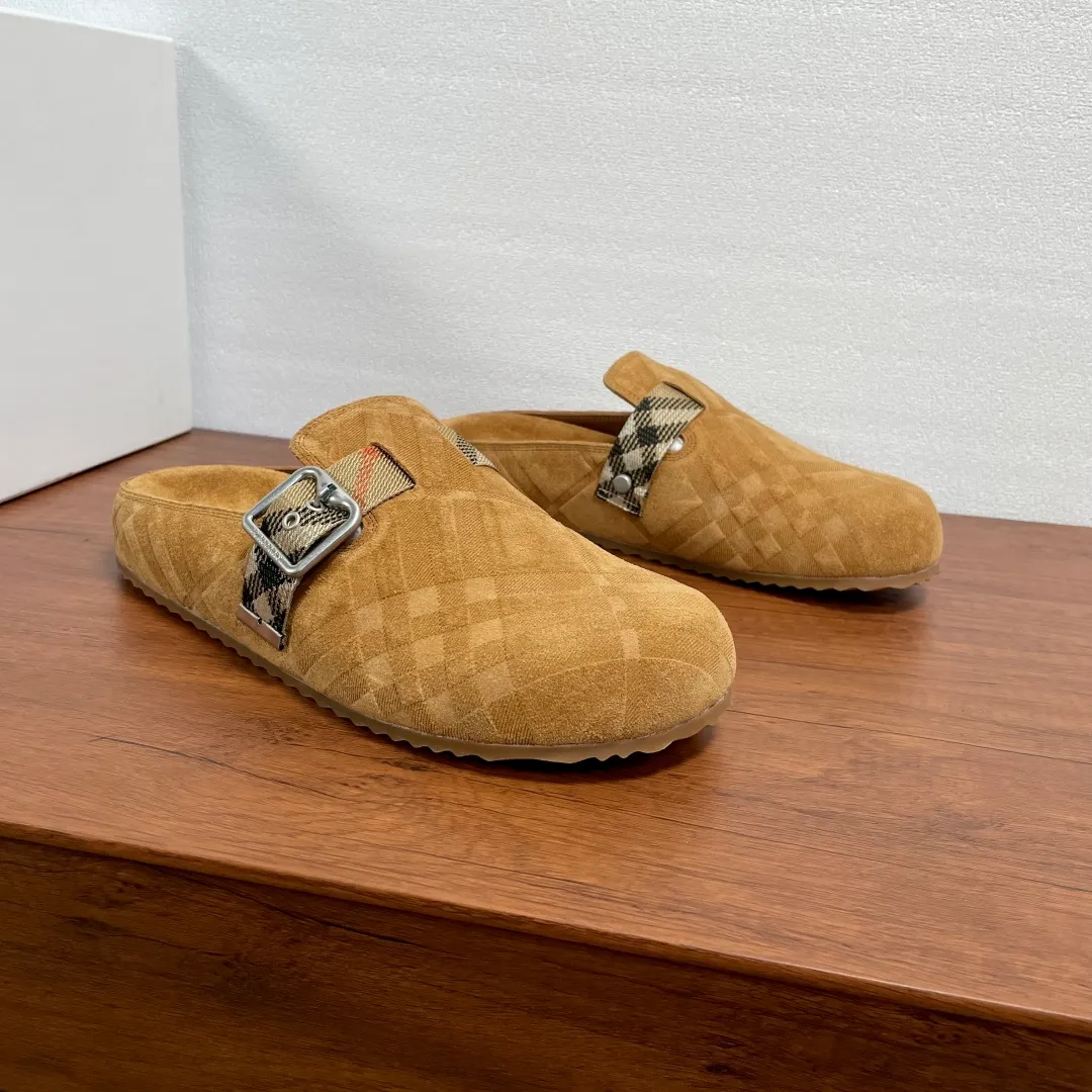 Men's Men's Shoes 💰360 [New Style] 🐝🐝Burberry New Burberry - Men's Checked Leather Urchin Half-Flop Sandal Made of soft suede cowhide and calfskin, these half-flop sandals feature an adjustable B-shaped buckle strap and are decorated with the signature sand-colored Burberry check in jacquard worsted. The upper wraps around the midsole and is paired with a sole made of the same upper material with an embossed logo on the heel and a wavy rubber outsole embellished with the Burberry lettering. Fashionable and casual! Comes with full set of original packaging dust bag! Code number: 39-40-41-42-43-44 standard code (38/45 can be customized and returns and exchanges are not supported)